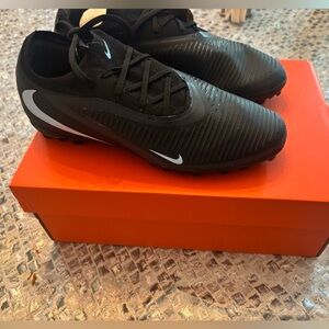Nike Phantom Pro 6 . Black and White Boys soccer cleats